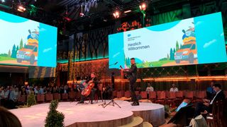 Statt der Hausband Metallica „rocken“ Musiker der Münchner Philharmoniker zur Einstimmung auf den großen Kundenevent Salesforce Live 2022. (Bild: Vogel IT-Medien/ewg)