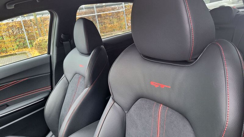 Die schwarzen Sportsitze mit dem rot eingestickten Logo gibt es nur im GT. (Wehner/ Vogel Communications Group)