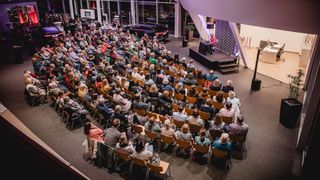 Das Event-Highlight im Jahr 2024 war die Lesenacht im Autohaus mit Bestseller-Autorin Amelie Fried. (Bild: Michael Matthes/Autohaus Stiglmayr)