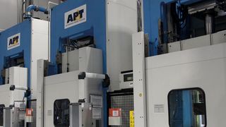 AP&T hat eine vollautomatische und integrierte Produktionsanlage für Aesculap zur Herstellung von Sterilbehältern für chirurgische Instrumente und sonstige Operationsgeräte entwickelt. (Bild: AP&T)