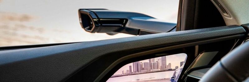Audi wurde für seinen kamerabasierten Außenspiegel im „e-tron“ mit dem „Display Industry Award 2020“ ausgezeichnet.