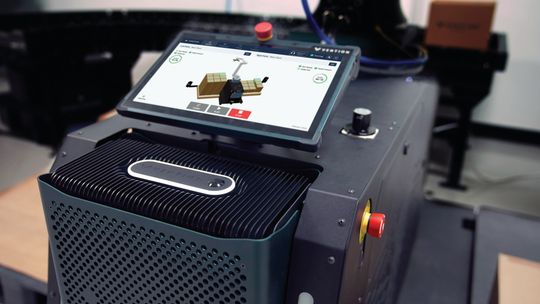 Über die Palletizer-App steuern Anwender die Zelle intuitiv per Touch-Display – neue Verpackungsformate lassen sich einbinden, ohne die Roboterprogrammierung anzupassen.(Bild:  Vention)