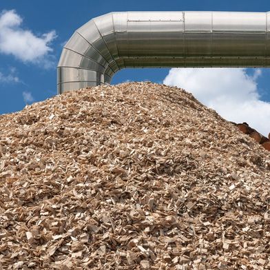 Nach Inbetriebnahme wird die Anlage mit naturbelassener Holzbiomasse betrieben, die nach deutschem Recht als erneuerbar gilt. (Bild: stock.adobe.com - Gerd)