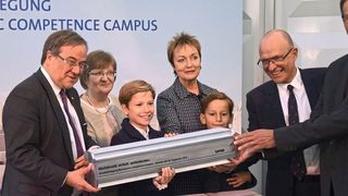 Legten heute den Grundstein für den MCC: (v.l.) Armin Laschet, Monika Rehmert, Babette Herbert mit ihren Enkelkindern, Nikolaus Belling und Christian Wendler. (Stefanie Michel)