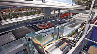 Der Split-Tray-Sorter von Dürkopp Fördertechnik erhöht den Durchsatz.  (Bild: Dürkopp)