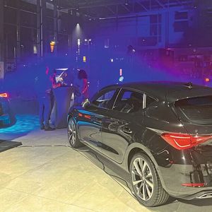 Zur Eröffnung war erstmal Party in dem 760 Quadratmeter großen Showroom angesagt.(Bild:  Motor Nützel)