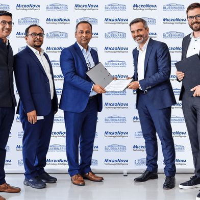 (v.l.n.r.): Akshay Deshraj – Group CFO bei Blue Binaries, Pavan Kodipaka – AVP bei Blue Binaries, Kishore LM – President & COO von Blue Binaries, Orazio Ragonesi – CEO von Micronova, Karl Maximilian – Eigentümer und Vorstandsmitglied der Micronova AG (Bild: NovaBinaries)