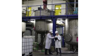 Fragol-Mitarbeiter in einer Produktionsanlage (Bild: Fragol)