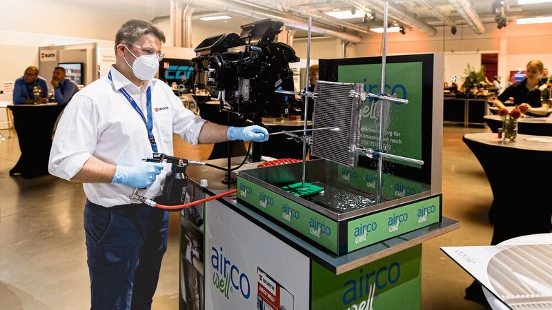 Am ausgebauten Demons­trator wird deutlich, dass das Gerät wirklich den Belag vom Verdampfer wegspülen kann und ihn nicht nur befeuchtet.(Bild:  Stefan Bausewein)