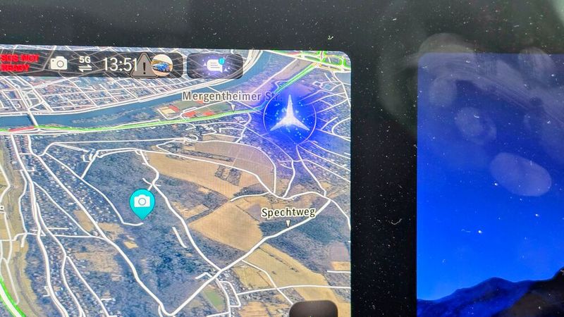 5. Der KI-Assistent: Der sprachgesteuerte KI-Assistent, der als Mercedes-Logo immer im zentralen Touchscreen sichtbar ist, zählt zweifelsfrei zu den Highlights im CLA. Man kann sich tatsächlich flüssig mit dem KI-Assitenten unterhalten und komplexe Fragen stellen. In aller Regel versteht er nicht nur Anweisungen richtig, sondern schlägt auch eine sinnvolle Lösung vor. Gewöhnungsbedürftig ist, dass der KI-Assistent auch Emotionen wahrnimmt und sich in Gespräche einmischt.  (Bild: Mauritz – VCG)