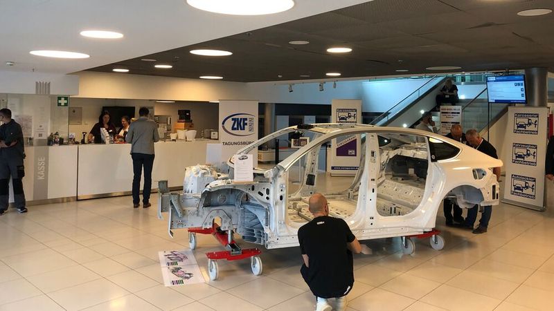 In der Ausstellungshalle konnte man sich eingehend mit der Rohkarosse eines Nio beschäftigen. (Bild: Klasing)