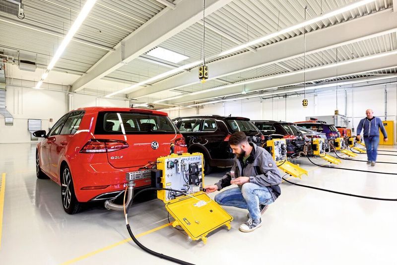 Das Flottenziel bis zum Jahr 2020 von gemittelt 95 Gramm CO2 pro Kilometer (aktuell rund 130 g CO2/km) steht weiterhin, obwohl es basierend auf dem NEFZ beschlossen wurde. Deshalb werden die WLTP-Werte auf NEFZ-Werte zurückgerechnet. Ab 2021 werden die Flottenziele vollständig im WLTP überprüft. (Volkswagen)