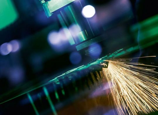 Jetzt funkt es in Stuttgart wieder lasermäßig in Sachen Materialbearbeitung, denn die Lasys 2022 gibt es endlich wieder „zum Anfassen“. Lesen Sie hier, was sich bereits bei der Eröffnung so alles ereignet hat.(Bild:  Landesmesse Stuttgart)