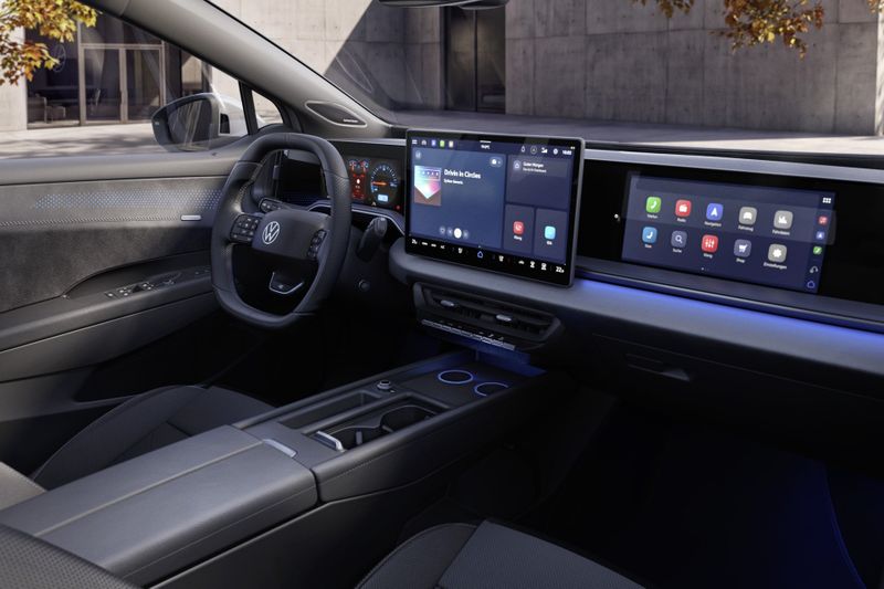 Das Cockpit bietet bis zu drei Bildschirme. (Bild: Volkswagen AG)