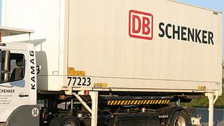 Spezieller Lkw im DB-Schenker-Zentral-Hub Friedewald zum schnellen Umsetzen der Container auf dem Betriebsgelände. Bild: DB Schenker (Archiv: Vogel Business Media)