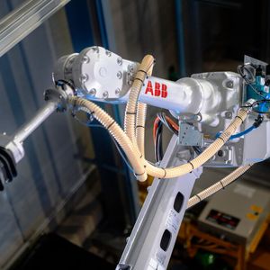 Der Fashion Inductor von ABB Robotics automatisiert Sortierprozesse in der Fashion-Logistik und ermöglicht eine flexible Anpassung an wechselnde Produkte und Betriebsbedingungen. (Bild: ABB Robotics)