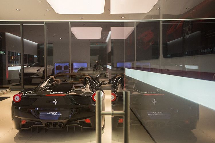 Ein 458 Spider im dunklen Outfit. (Foto: Riller & Schnauck)