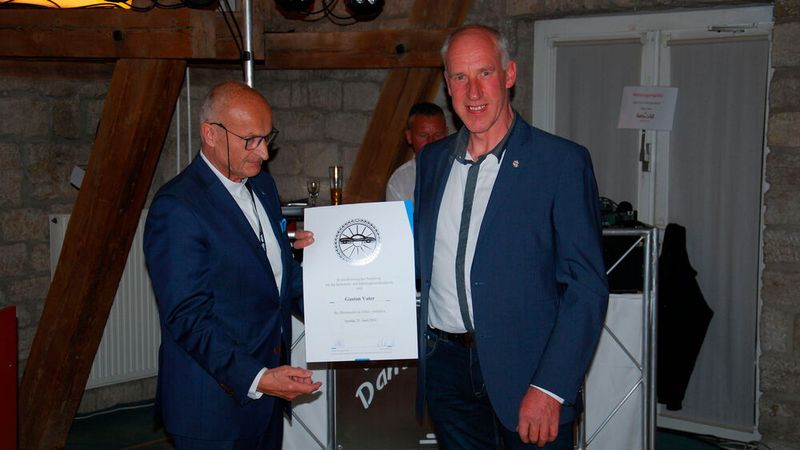 Harald Scholz zeichnete Gaston Vater mit der silbernen Ehrennadel des Landesverbands Thüringen aus. (Bild: Wenz|»Fahrzeug+Karosserie«)