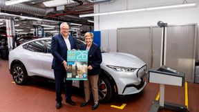 Licht-Test in Baden-Württemberg: Verkehrsministerin Nicole Razavi und Ludger Wendeler
(links), Vizepräsident des Verbands des Kfz-Gewerbes Baden-Württemberg, beim Licht-Sicht-Test in Stuttgart. Die KfzBetriebe prüfen dabei auch, ob die Scheinwerfer richtig eingestellt sind. (Bild: KD Busch)