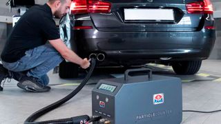 Ab dem 1.1.2023 sollen Euro-6/VI-Diesel-Fahrzeuge bei der AU mithilfe des Partikelzählverfahrens geprüft werden. (Bild: Maha)