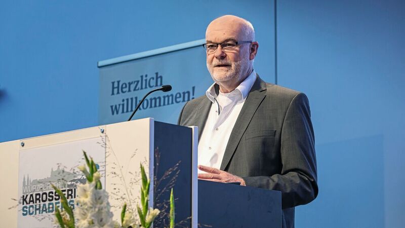 »F+K«-Chefredakteur Konrad Wenz begrüßte 700 Teilnehmer und 67 Aussteller im Vogel Convention Center in Würzburg. (Stefan Bausewein)