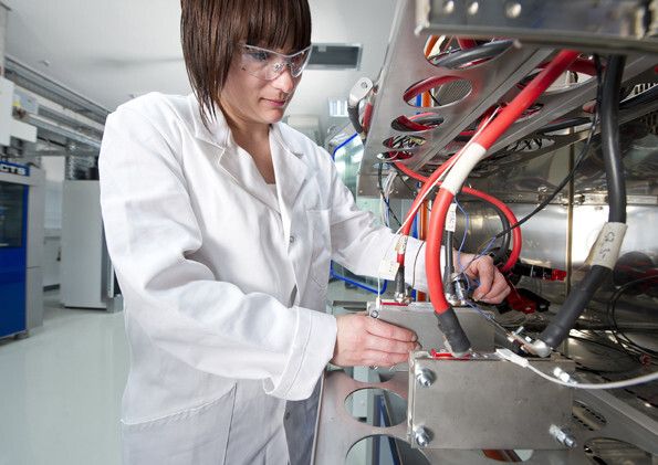 Li-Ionen-Zellen werden für elektrische Tests an ein Testgerät angeschlossen (Bild: Audi AG)