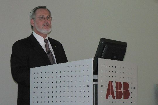 Peter Herbrich, ABB, informiert über ABB Robotics Produkte (Archiv: Vogel Business Media)