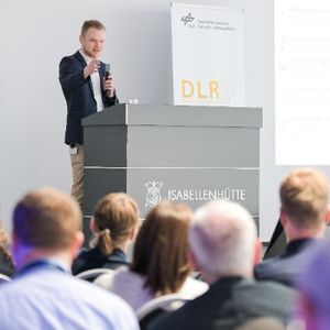 Maximilian Kring, Product Manager Mobility and Motion Sensors, presented innovations from  Isabellenhütte for the aerospace industry.(Source:  DLR)