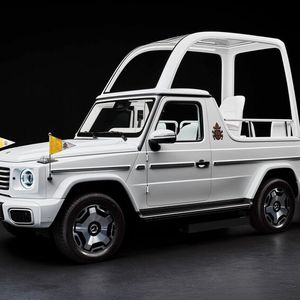 Das neue Papamobil ist eine elektrisch angetriebene Mercedes G-Klasse.(Bild:  Mercedes-Benz)