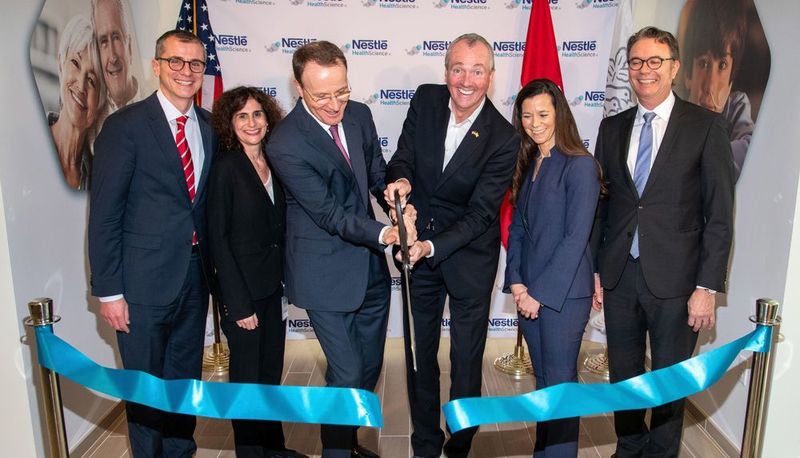 Mark Schneider, CEO der Nestlé AG, und Phil Murphy, Gouverneur von New Jersey, feiern die Eröffnung des neuen Nestlé Product Technology Center. (Charles Sykes/AP Images for Nestlé)