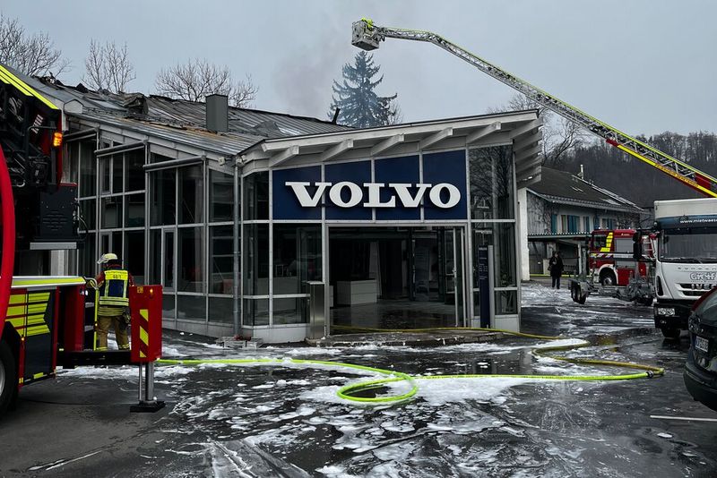 Das Dach des Autohauses musste mit einem Bagger abgerissen werden. (Bild: Feuerwehr Wolfratshausen)