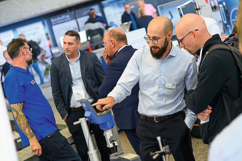 In der Ausstellung geht es direkt zur Sache. Auf der LAB-SUPPLY heißt das: intensive Gespräche, direkter Austausch mit den regionalen Handelsvertretern und viel „Hands-on“ und Ausprobieren bei den Laborgeräten.    Mehr Infos zu den kommenden LAB-SUPPLY-Messen finden Sie auf www.lab-supply.info (Bild: Stefan Stark)