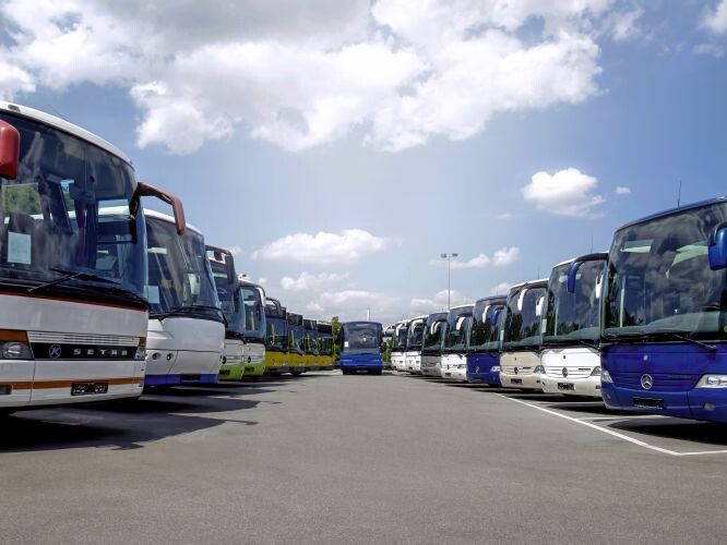 Die Busstore-Mitarbeiter nehmen unter anderem die Fahrzeuge zurück und kalkulieren die Rücknahmepreise. (Foto: Daimler)