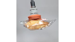 Das Minigebläse Solo ermöglicht ein zuverlässiges Handling formlabiler Verpackungen. (Bild: Guédon)