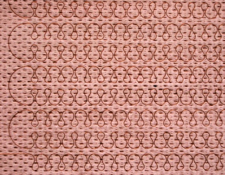 Etwa so dick wie ein menschliches Haar sind die Drähte, mit denen in Drahtlegemaschinen auch komplexe Strukturen gelegt werden können, beispielsweise für die Antennen in Chipkarten oder in intelligenten Textilien.  (Bild: Ruhlamat)