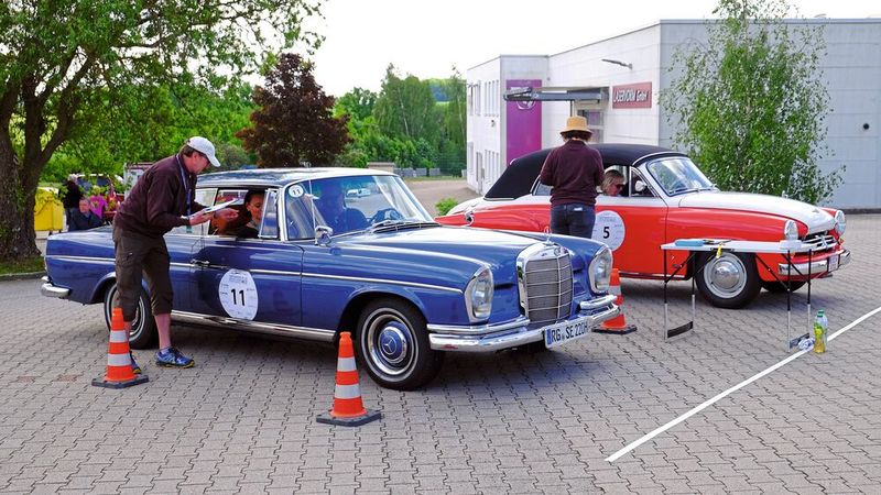 Bei der Schraubenprüfung am Sitz der Innung in Altmitweida: ein Mercedes-Benz 220 SEB Coupé, Baujahr 1962, und ein Wartburg Cabrio, Baujahr 1957. (Bild: Zietz/»kfz-betrieb«)