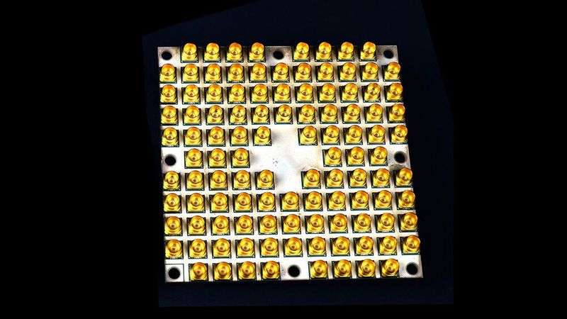 Abbildung 10: Der Quanten-Chip von Intel „Tangle Lake“ liefert 49 Qubits Leistung.  (Intel)