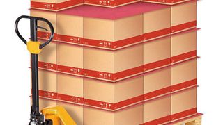 Die Ladungssicherung von beispielsweise auf Paletten gestapelten Kartons geht alle etwas an: vom Lkw-Fahrer über den Beauftragten bis hin zur Geschäftsleitung des Versenders. (Bild: Nordpack)