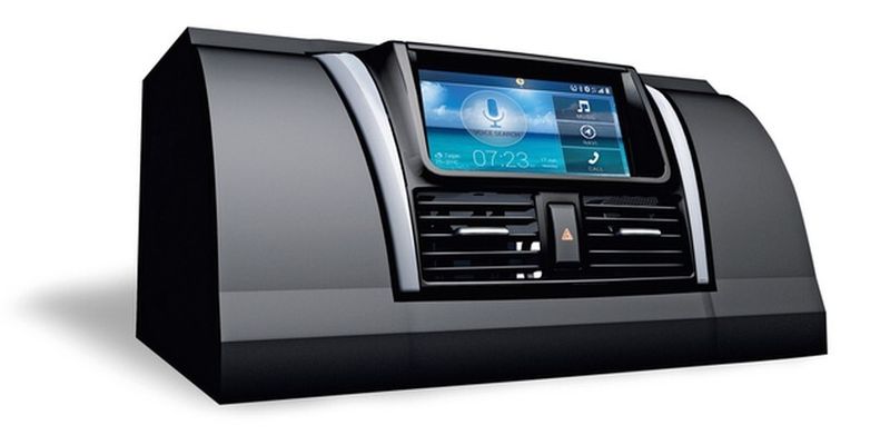 Red Dot Award 2015 - Tablet-basiertes Infotainmentsystem In-Vehicle Infotainment System (IVI System) von Hersteller ASUSTeK: Das In-Vehicle Infotainment (IVI) System ist ein System für das Armaturenbrett zur Integration eines 7“-LTE-Tablets. Es erlaubt drahtloses Laden und die drahtlose Übertragung von Video- oder Audiodateien zwischen Tablet und Instrumententafel. In seiner Armaturenbrett-Halterung platziert, dient das Tablet als interaktive Benutzeroberfläche, die Nutzern den Zugriff auf persönliche Inhalte ebenso ermöglicht wie auf diverse Android-basierte Infotainment-Dienste (z. B. Navigation, Internetradio etc.). (Bild: Red Dot)