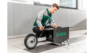 Der „Laserhund“: Über die Aufstellflächen gezogen erstellt er ein digitales Relief von diesen. Er erfasst präzise vorhandene Erhöhungen und Vertiefungen.  (Bild: Dekra)