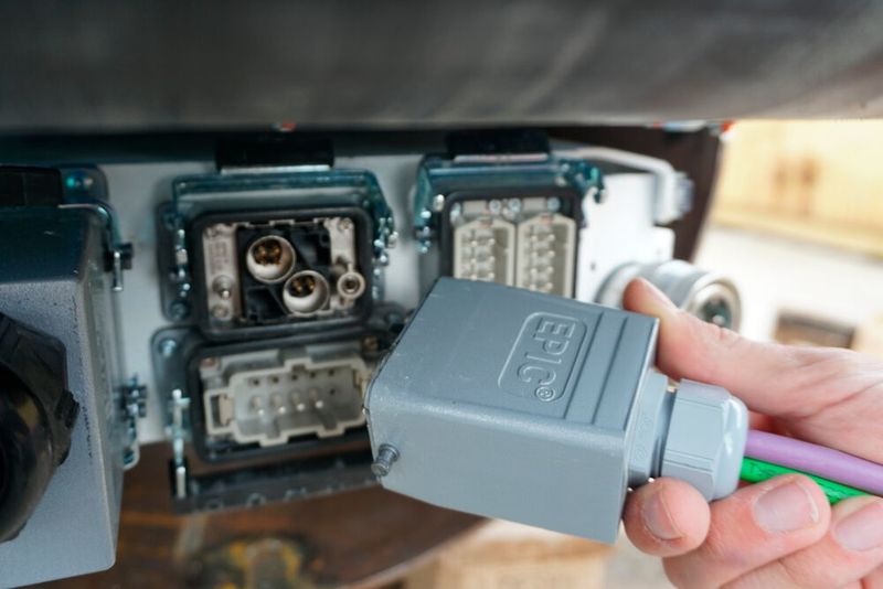 Weitere Epic-Steckverbinder sichern den flexiblen Einsatz in der Ethernet-Anwendung und die Versorgung der Servomotoren. (Lapp)
