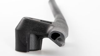 Das Engel Fluidmelt-Verfahren ermöglicht Hohlkörper bei hoher Designfreiheit. Hier der Fahrradlenker im Querschnitt. (Bild: Engel)
