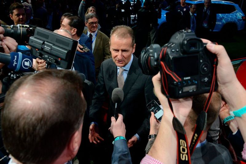 Einreisegenehmigung: Volkswagen-Konzernchef Herbert Diess hatte auch den Weg nach Detroit gewagt. (NAIAS)