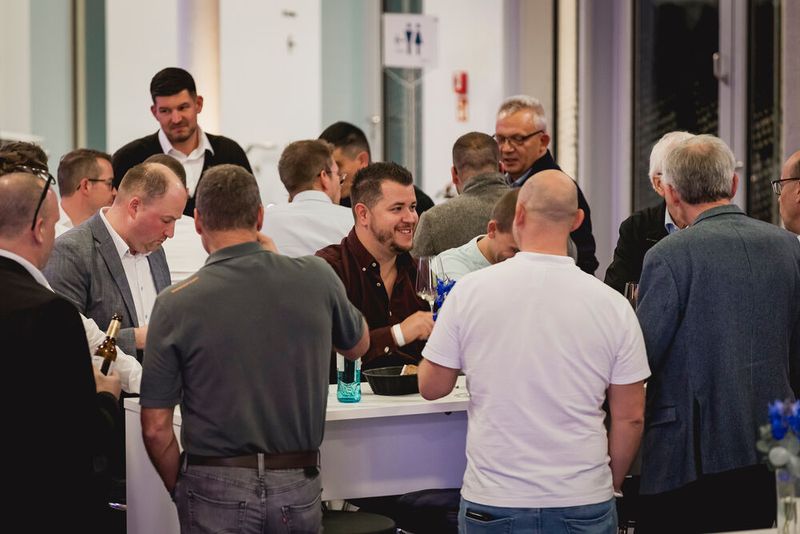 Die Networking-Atmosphäre schafft ideale Bedingungen für neue Geschäftspartnerschaften. (Bild: Stefan Bausewein)