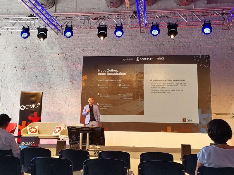 Wie ein Finanzdienstleister mit emotionalem Content punkten kann, zeigte Alexander Barion (Head of Marketing Central Europe) bei der Fidelity International. (Bild: marconomy)