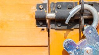 Laut einer Untersuchung von IBM haben sich die Hacker-Angriffe auf zentrale Industriezweige allein im Jahr 2020 verdoppelt, die Absicherung von IoT-Umgebungen ist dennoch oft unzureichend. (Bild: gemeinfrei)