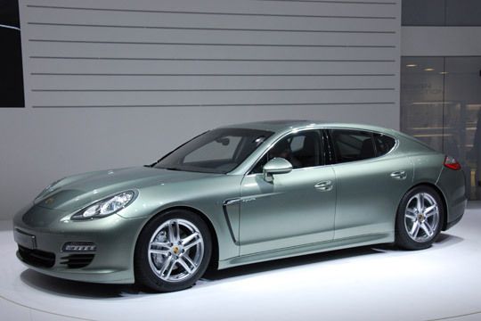 Im Rampenlicht des Porschestands auf dem Genfer Autosalon Anfang März: Der Panamera S Hybrid soll weniger als sieben Liter verbrauchen. (Archiv: Vogel Business Media)