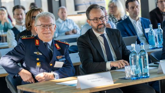 More than 150 participants from politics, academia and industry, as well as from NATO, the Bundeswehr and authorities and organisations with security responsibilities, accepted Fraunhofer FKIE’s invitation. Supporters and guests also included Major General Armin Fleischmann, Head of Planning CIR and Digitalisation of the Bundeswehr at the Cyber and Information Domain Command, as well as Saxon Science Minister Sebastian Gemkow (from left to right).(Source:  Fraunhofer FKIE/Jörg Riethausen)