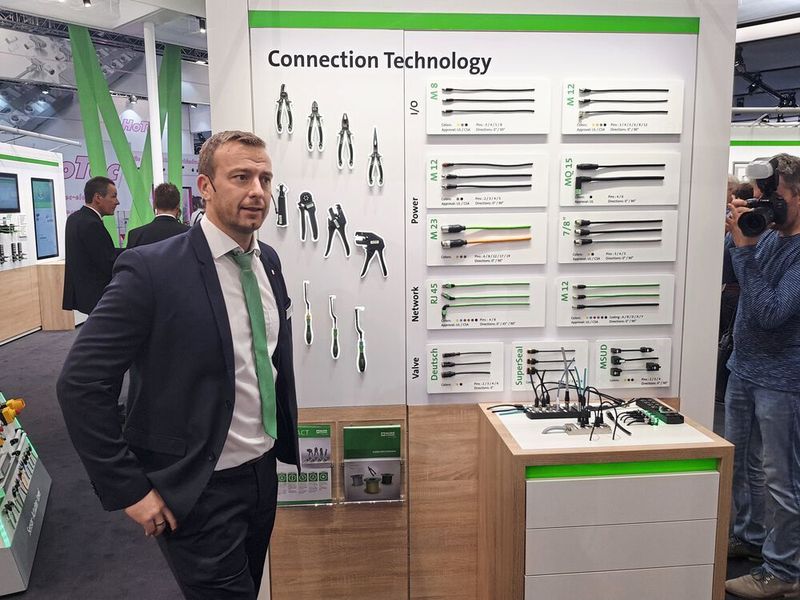 Sebastian Richter, Head of Product Management der Business Unit Connectors von Murrelektronik stellte Neuheiten aus dem Steckverbinder-Portfolio vor. Im Fokus: der M12-Push-Pull. (S.Häuslein/konstruktionspraxis)