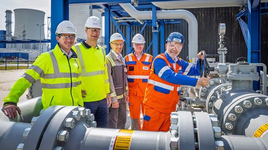 Bei einem Treffen in Lingen wurde jetzt symbolisch der Wasserstoff auf die Reise geschickt von (Foto v.l.) Dennis Hoeveler, Bereichsleiter Technik bei Nowega, Thomas Hüwener, CEO von OGE, Thomas Basten, CEO von Syneqt, Nikolaus Valerius, CEO RWE Generation, und Andreas Kuhlmann, Vorstandsvorsitzender des Deutschen Wasserstoffverbandes. (Bild:  Helmut Kramer/ Nowega)